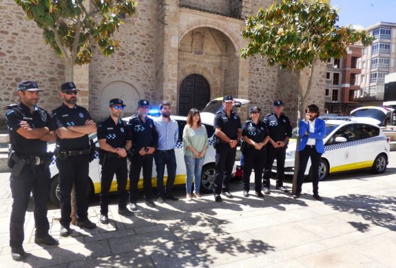 El Ayuntamiento convoca 2 plazas de Trabajador-a Social Fijas y 7 plazas de agente de la policía local, todas ellas mediante oposición libre