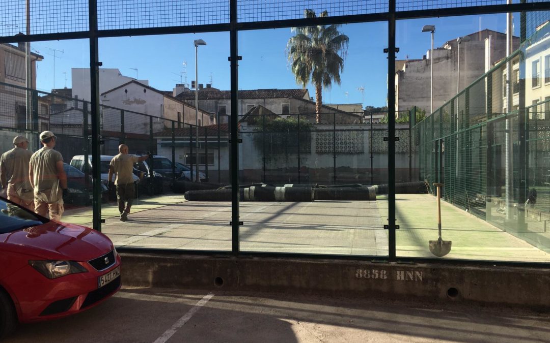 Se inician las obras de renovación del césped de las pistas de pádel del Centro Sociocultural la Inmaculada.