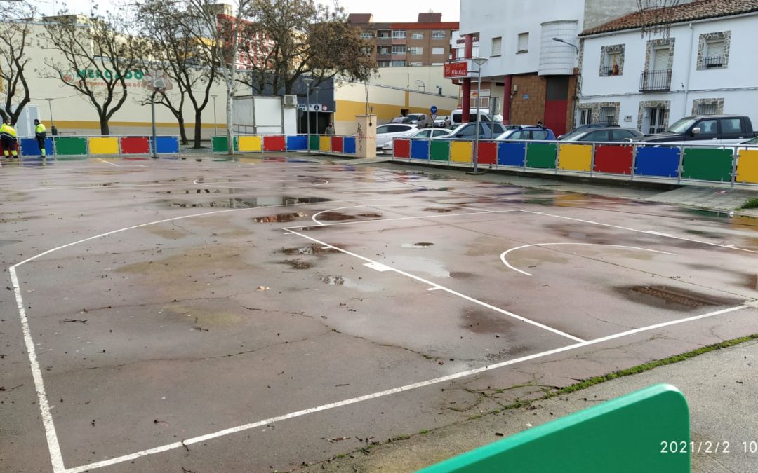 La pista de baloncesto de las Minas cuenta desde hoy con una valla de protección vial.