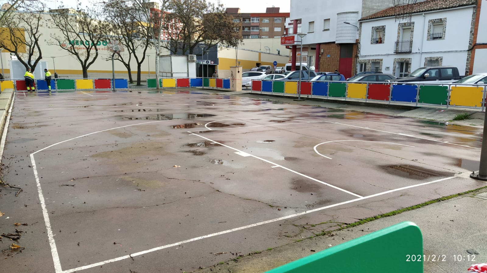 La pista de baloncesto de las Minas cuenta desde hoy con una valla de protección vial.