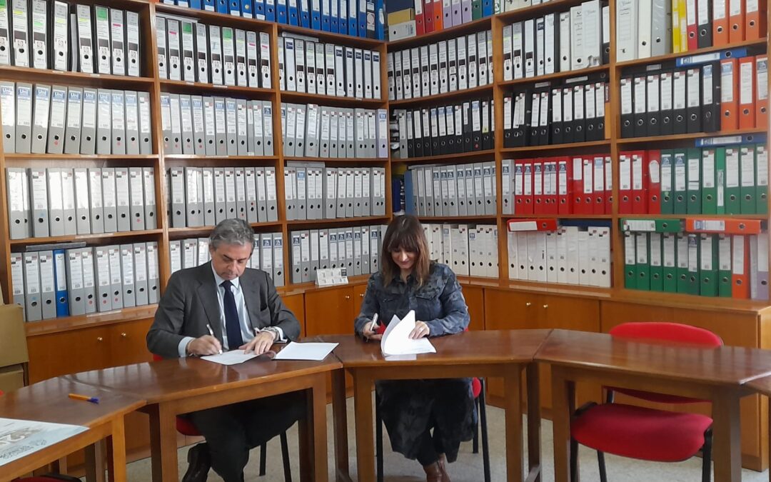 La firma de un Convenio con La Cámara de Comercio de Cáceres permitirá agilizar la gestión de concesión de las últimas ayudas lanzadas por el Ayuntamiento.