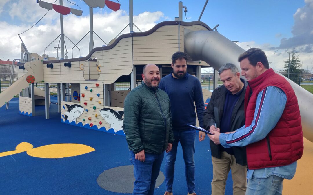 El Ayuntamiento recepciona la obra del primero de los 8 parques infantiles  a renovar.