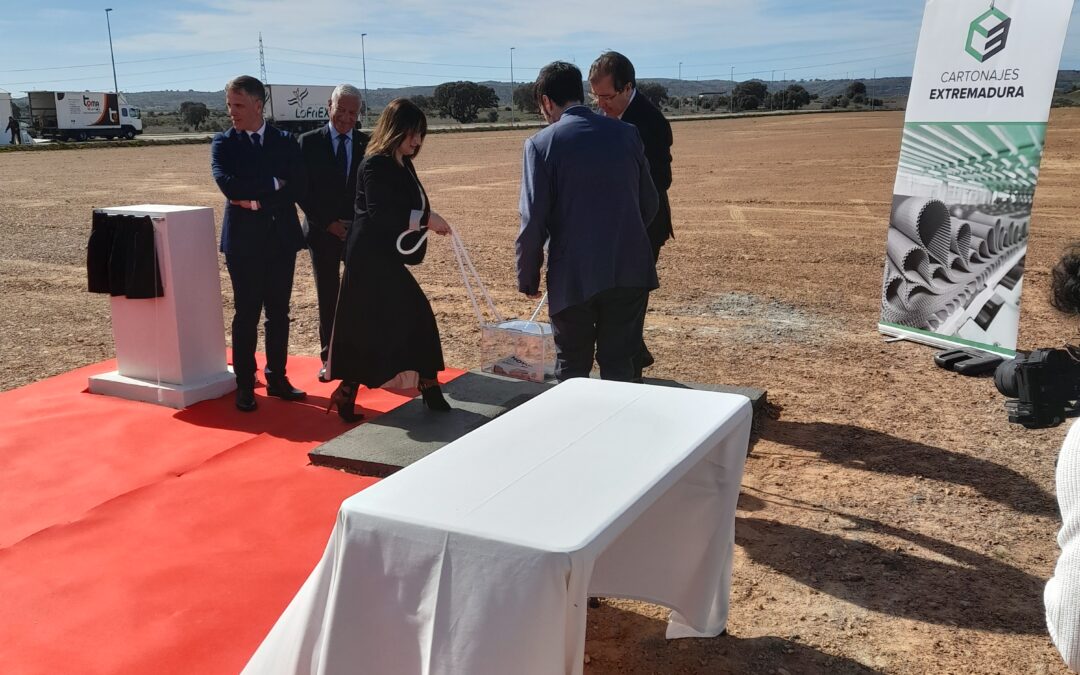 Cartonajes Extremadura puso la primera piedra de la empresa que comienza a construirse en Expacio Navalmoral.