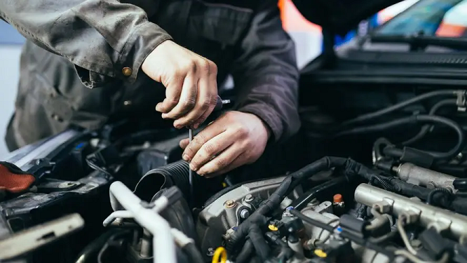PEÓN DE MECÁNICA CON CONOCIMIENTOS DE MECÁNICA DE AUTOMÓVIL